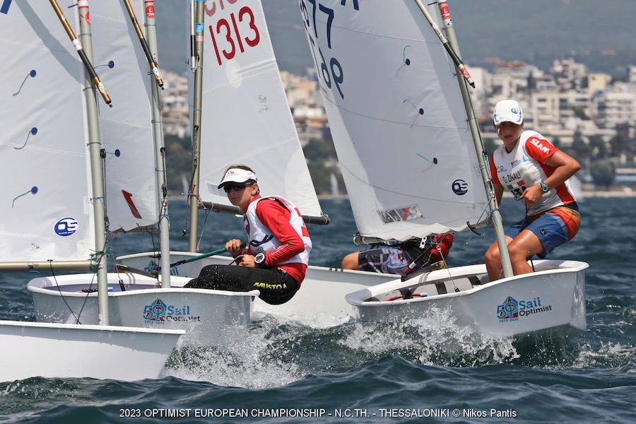 Sulla destra Gaia Zinali, portacolori del Circolo Velico Antignano, argento al Campionato Europeo Optimist