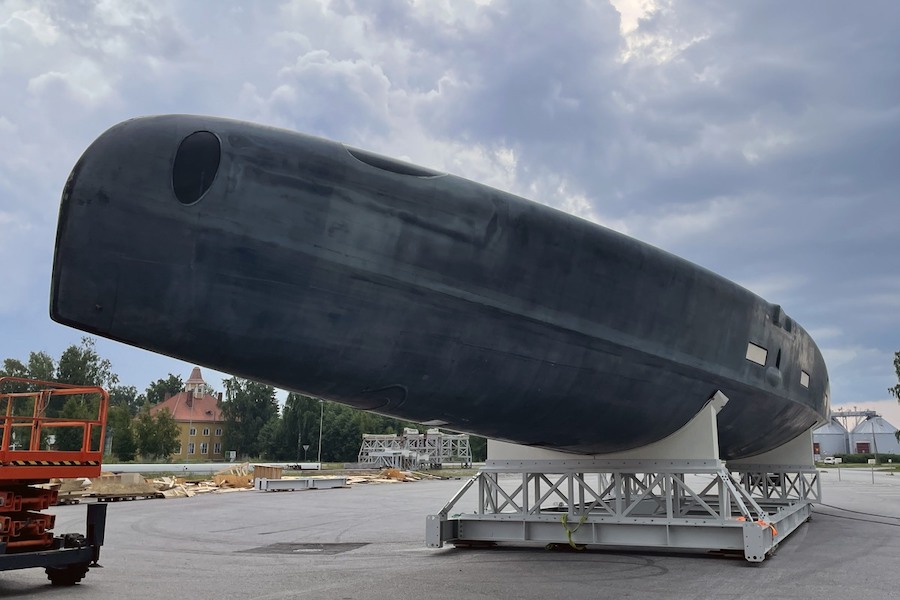 Lo scafo interamente in carbonio/Nomex viene preparato per il rivestimento
