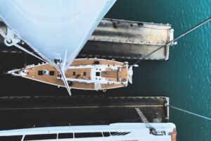 A bordo dell'X-55 si trova MarineCork, una delle soluzioni più innovative, ecologiche e affidabili per il decking della vostra barca. Il sughero ha una storia millenaria e caratteristiche da materiale hi-tech.