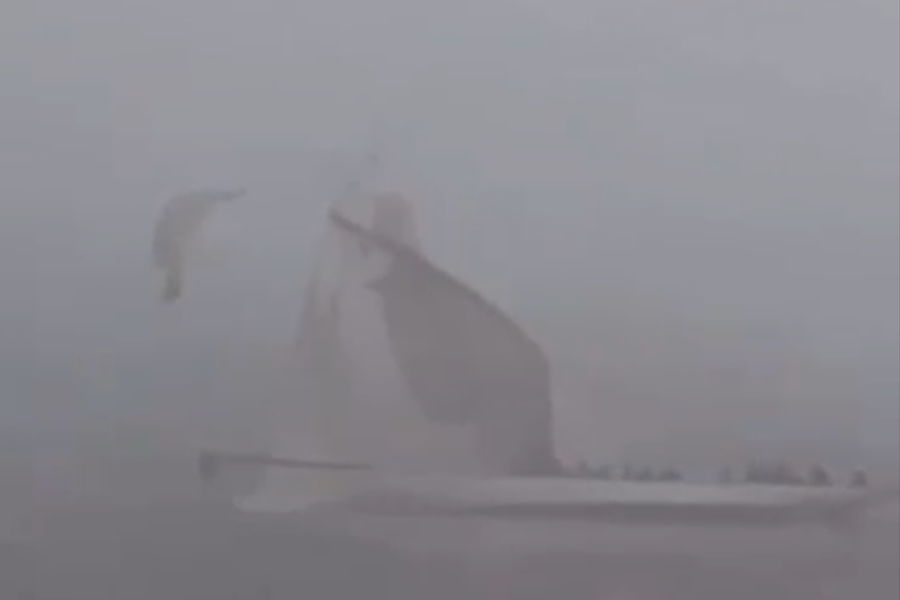 The weight of the sails breaks the mast of the Tuiga