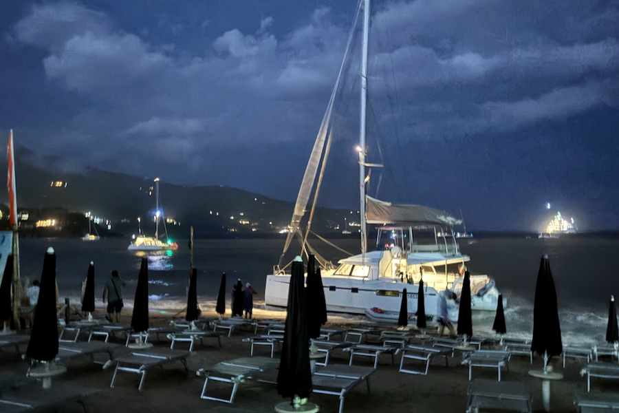 A Nautitech 46 Fly stranded on Elba Island.